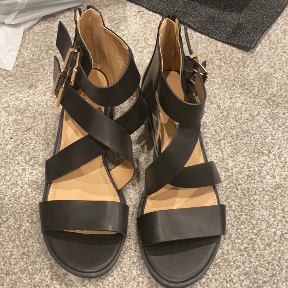 American Eagle size 7 black strappy sandals